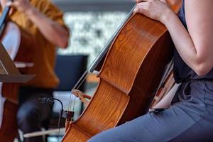 violonchelo jugador de la calle mujer ejecutante foto