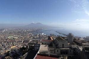 nápoles, italia - 30 de enero de 2020 - vista de la ciudad y el puerto y el volcán castel saint elmo foto