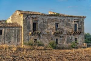 antigua casa de campo abandonada en sicilia foto