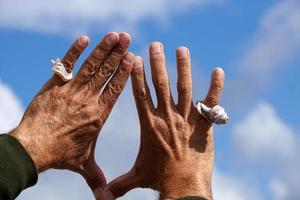 mano con una concha como un anillo foto