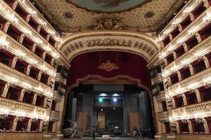 nápoles, italia - 1 de febrero de 2020 - teatro real de san carlos en nápoles foto