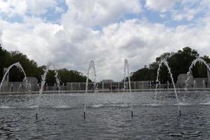 Washington DC, Estados Unidos - 27 de abril de 2019 - muchos turistas en el memorial de la Segunda Guerra Mundial foto