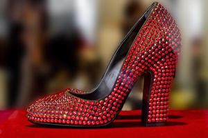 Zapato mujer rojo tacones cubiertos rubí, 2022 foto