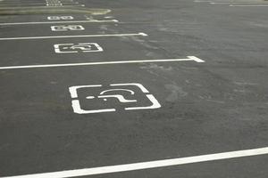 estacionamiento para personas con discapacidad. detalles de estacionamiento. lugar de marcado para el transporte. foto