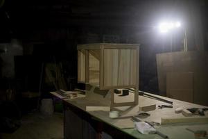 muebles de madera en taller. crear tabla a partir de tableros. Se decoró el interior del taller de madera. foto