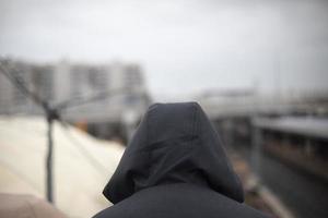 capota negra por fuera. persona desconocida en la ciudad. cara oculta. foto