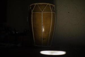 tambor africano. instrumento acústico intrusión de choque en casa. árbol marrón foto