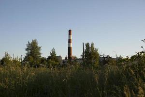 fabrica de pipas tubería de la estación de calderas. paisaje rural. foto