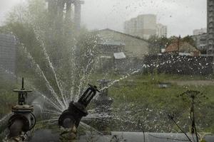 accidente de tubería avance del agua. flujo de agua caliente. daño a la tubería. foto