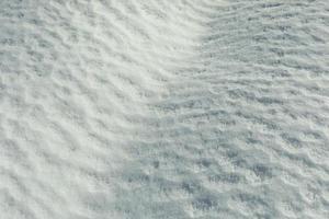 textura de la nieve de primavera. capa de hielo detalles de la naturaleza invernal. foto