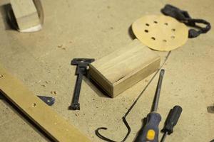 Detalles del taller de carpintería. objetos de madera en la mesa. mesa en taller. foto