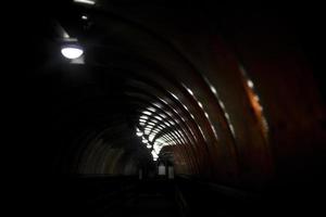 luz de la lámpara en el túnel. túnel por la noche. reflexión de la luz sobre el plástico. foto