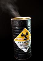 humo en cilindro contenedor de material radiactivo foto