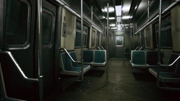 tren subterráneo de metal vacío en Chicago urbano foto