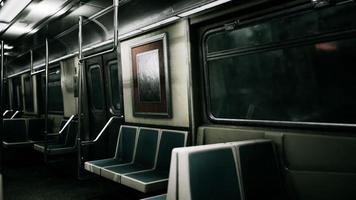 bancos vacíos de vagones de metro foto