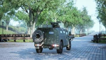 coche militar blindado en la gran ciudad foto