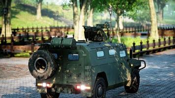 coche militar blindado en la gran ciudad foto