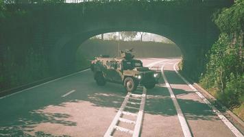 coche militar blindado en la gran ciudad foto