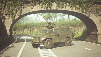 coche militar blindado en la gran ciudad foto