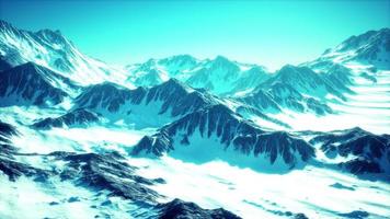 vista panorámica sobre el pico nevado de Matterhorn en un día soleado con cielo azul foto