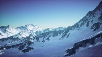 vista aérea desde el avión del paisaje montañoso canadiense cubierto de nieve azul foto