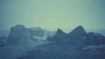 espectacular estepa del desierto oscuro del invierno en una meseta montañosa foto