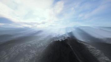 cadenas alpinas envueltas en la niebla de la mañana foto