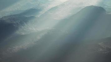 cadenas alpinas envueltas en la niebla de la mañana foto