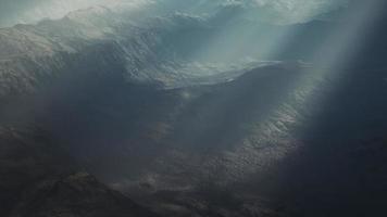 cadenas alpinas envueltas en la niebla de la mañana foto