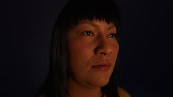 retrato de dama mexicana adulta en la oscuridad foto