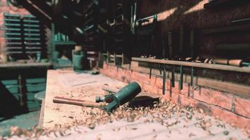 el escritorio de trabajo en el taller de madera foto