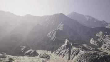 vista de las montañas afganas en la niebla foto