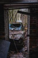 viejos autos abandonados tirados en el bosque en algún lugar de bélgica.