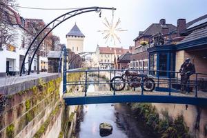 hermosas luces navideñas en la ciudad de valkenburg, limburg, países bajos. 29 de noviembre de 2022. foto