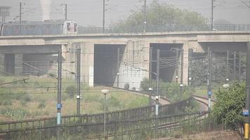 stock vidéo d'une rame de métro de delhi. video