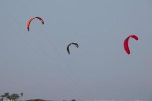 windsurf, kitesurf, deportes acuáticos y de viento impulsados por velas o cometas foto