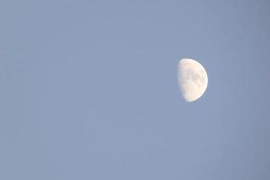 fase de la luna creciente vista de día foto