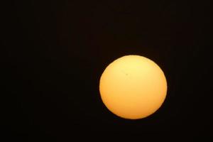 sol el sol, al atardecer al final del día, esencial para la vida del planeta foto