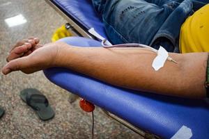 donante de sangre en el campamento de donación de sangre sostenido con una pelota hinchable en la mano en el templo balaji, vivek vihar, delhi, india, imagen para el día mundial del donante de sangre el 14 de junio de cada año, campamento de donación de sangre foto