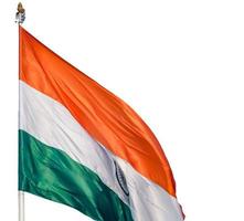 bandera india ondeando alto en connaught place con orgullo con fondo blanco liso, bandera india ondeando, bandera india el día de la independencia y el día de la república de la india, tiro inclinado, har ghar tiranga foto