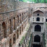 agrasen ki baoli paso bien situado en el medio de connaught colocado nueva delhi india, antigua construcción de arqueología antigua foto