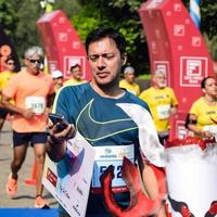 nueva delhi, india - 16 de octubre de 2022 - carrera de media maratón de vedanta delhi después de covid en la que los participantes del maratón están a punto de cruzar la línea de meta, media maratón de delhi 2022 foto