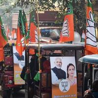 delhi, india, 02 de diciembre de 2022 - partidario del bjp del partido bharatiya janata durante el mega road show en apoyo del candidato del bjp, pankaj luthara, para presentar documentos de nominación antes de las elecciones del organismo local mcd 2022 foto