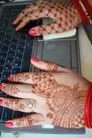 hermosa mujer vestida como tradición india con diseño de henna mehndi en ambas manos para celebrar el gran festival de karwa chauth, celebraciones de karwa chauth de una mujer india para su marido foto