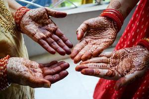 hermosa mujer vestida como tradición india con diseño de henna mehndi en ambas manos para celebrar el gran festival de karwa chauth, celebraciones de karwa chauth de una mujer india para su marido foto