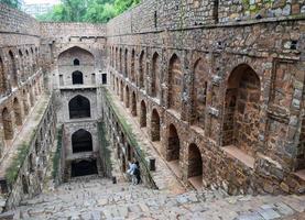 agrasen ki baoli paso bien situado en el medio de connaught colocado nueva delhi india, antigua construcción de arqueología antigua foto
