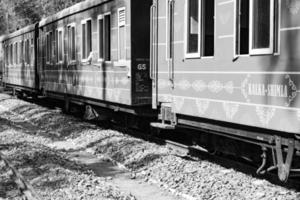 shimla, himachal pradesh, india - 14 de mayo de 2022 - tren de juguete ruta kalka-shimla, moviéndose en ferrocarril a la colina, tren de juguete de kalka a shimla en india entre bosques naturales verdes foto