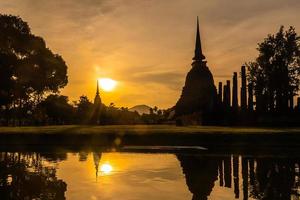 silueta del templo de wat hermoso templo en el parque histórico de tailandia foto