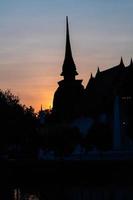 silueta del templo de wat hermoso templo en el parque histórico de tailandia foto