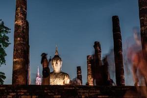 estatua de buda en el templo de wat hermoso templo en el parque histórico de tailandia foto